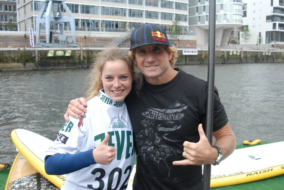 Sarah mit Robby Naish beim SUP auf der Elbe